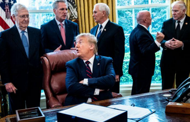 特朗普周五在白宮舉行的法案簽署儀式上。